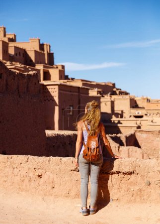 Foto de Turista mujer mirando Kasbah, Ait ben haddou, Ouarzazate en Marruecos - Imagen libre de derechos