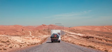Téléchargez les photos : Road trip au Maroc route asphaltée désertique, aventure, concept de voyage - en image libre de droit