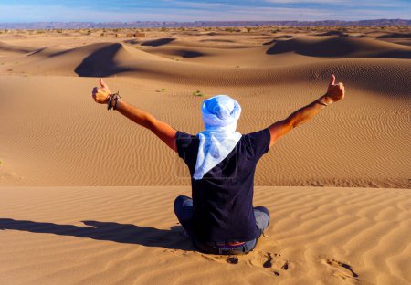 Téléchargez les photos : Homme heureux dans le désert du Sahara - en image libre de droit