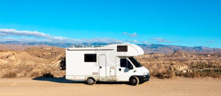Téléchargez les photos : Camping-car en Espagne- Voyage d'aventure en Andalousie avec camping-car - en image libre de droit