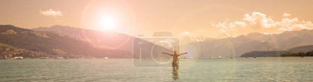 Téléchargez les photos : Femme dans le lac de Genève au coucher du soleil, Suisse - en image libre de droit