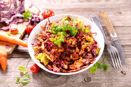 Téléchargez les photos : Salade salade de chou rouge aux carottes sur plat blanc - en image libre de droit
