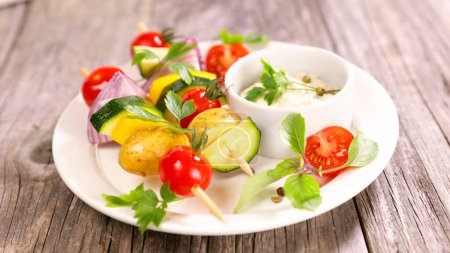 Téléchargez les photos : Brochette de légumes grillés et sauce trempette - en image libre de droit