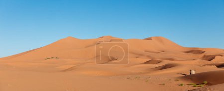 Téléchargez les photos : Paysage de dune de sable doré avec ciel bleu- désert du Sahara, Maroc - en image libre de droit