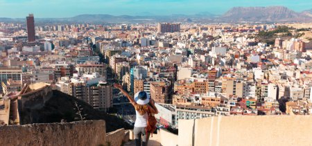 Téléchargez les photos : Tourisme touristique à Alicante paysage urbain en Espagne - en image libre de droit