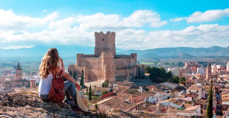 Téléchargez les photos : Femme admirant le château d'Atalaya sur la Costa Blanca, province d'Alicante en Espagne - en image libre de droit