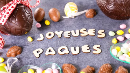 Foto de Feliz día de Pascua texto y huevo de chocolate - Imagen libre de derechos