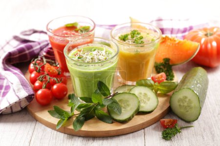 Téléchargez les photos : Assortiment de froid soup- Melon, tomate et concombre Gazpacho - en image libre de droit