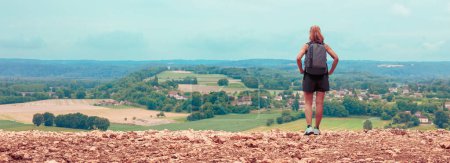 Téléchargez les photos : Voyageur femme regardant vue panoramique sur la campagne française - en image libre de droit