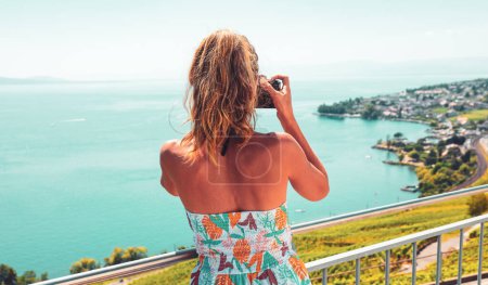 Téléchargez les photos : Photographie de femme à la vue panoramique du lac de Gênes en Suisse - en image libre de droit