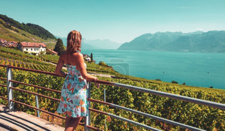 Téléchargez les photos : Femme regardant la vue panoramique sur le lac de Gênes en Suisse - en image libre de droit