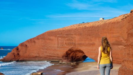 Foto de Arco rojo natural y océano atlántico- turismo turístico en Marruecos - Imagen libre de derechos