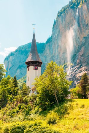 Téléchargez les photos : Village de montagne, falaise et cascade Lauterbrunnen, Suisse - en image libre de droit