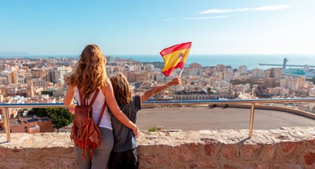 Téléchargez les photos : Voyageurs mère et fils profitant de la vue panoramique sur la ville d'Almeria - en image libre de droit