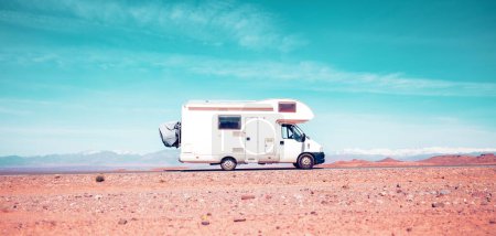 Téléchargez les photos : Voyage en famille- voyage de vacances en camping-car - en image libre de droit