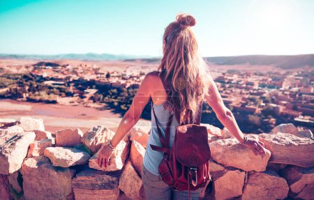 Foto de Mujer mirando la vista panorámica del pueblo marroquí en el paisaje del oasis - Imagen libre de derechos