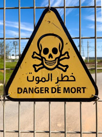 Foto de Señal de advertencia. texto en francés y marroquí - Imagen libre de derechos