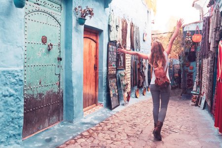Téléchargez les photos : Femme voyageuse au Maroc rue typique de Chefchaouen - en image libre de droit