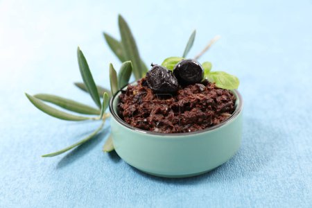 Téléchargez les photos : Tapenade Tartinade d'olive noire, mélangée - en image libre de droit