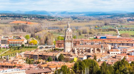 Téléchargez les photos : Tourisme à Burgo de Osma province de Soria en Espagne, Castille et Léon - en image libre de droit
