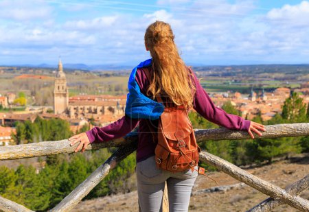 Téléchargez les photos : Femme touriste regardant la vue panoramique d'El Burgo de Osma en Espagne - en image libre de droit