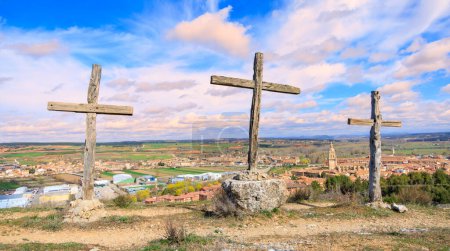 Téléchargez les photos : Tourisme à Burgo de Osma et château- Province de Soria en Espagne, Castille et Léon- Croix au coucher du soleil - en image libre de droit