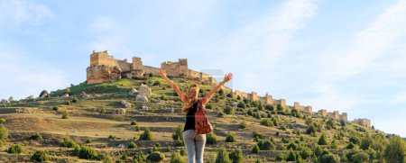 Téléchargez les photos : Tourisme touristique en Espagne- Touriste femme regardant château impressionnant en Castille et Leon- Gormaz, province de Soria - en image libre de droit