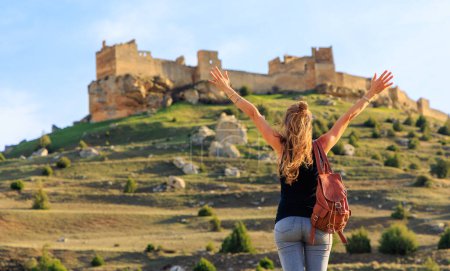 Téléchargez les photos : Tourisme touristique en Espagne- Touriste femme regardant château impressionnant en Castille et Leon- Gormaz, province de Soria - en image libre de droit