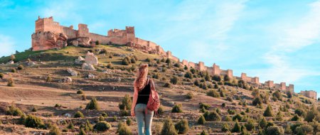 Foto de Turismo turístico en España- Mujer turista mirando impresionante castillo en Castilla y Leon- Gormaz, provincia de Soria - Imagen libre de derechos