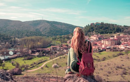Téléchargez les photos : Femme voyageuse regardant le paysage de la ville de Soria vue panoramique- Espagne, Castille et Léon - en image libre de droit
