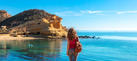 Foto de Mujer turista disfrutando de la hermosa playa y costa andaluza en España - Imagen libre de derechos