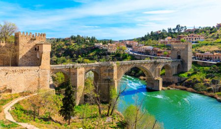 Téléchargez les photos : Pont et rivière en Toledo- Espagne - en image libre de droit