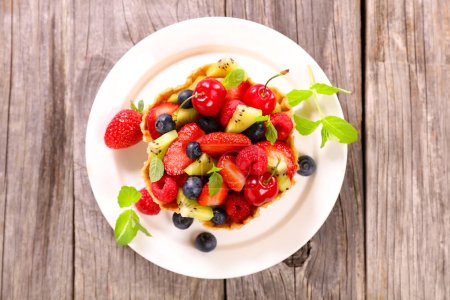 Téléchargez les photos : Salade de fruits frais mélangés (fraberry, cerise, myrtille et kiwi)) - en image libre de droit