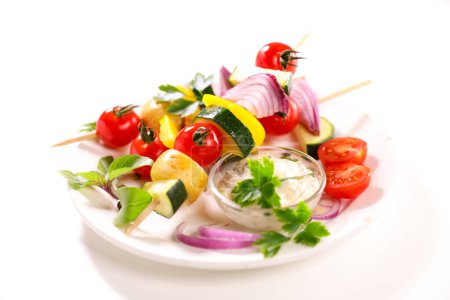 Foto de Brocheta de verduras en el plato con salsa de inmersión en un tazón de comida saludable - Imagen libre de derechos