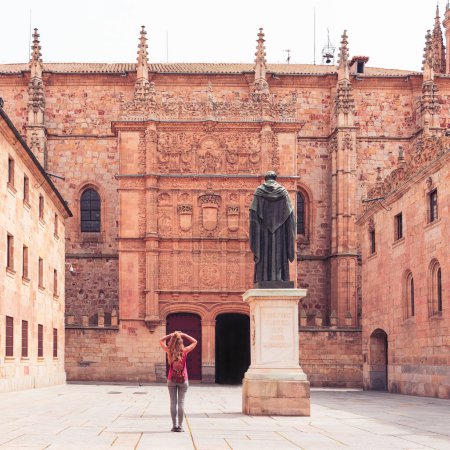 Téléchargez les photos : Femme regardant la célèbre université de Salamanque Castille et Léon en Espagne - en image libre de droit