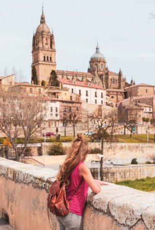 Foto de Turismo en Salamanca, vista de la Catedral y el Puente- Castilla y León en España - Imagen libre de derechos