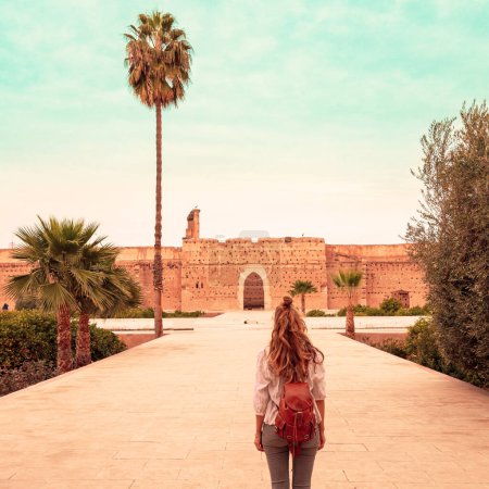 Téléchargez les photos : Femme touriste à Marrakech au Maroc - en image libre de droit