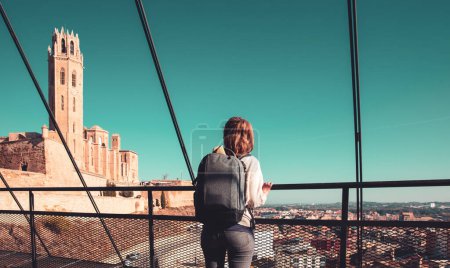 Téléchargez les photos : Femme touriste à Lerida, Catalogne en Espagne - en image libre de droit
