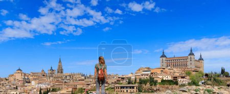Téléchargez les photos : Femme regardant la vue panoramique sur le paysage urbain de Tolède en Espagne - en image libre de droit