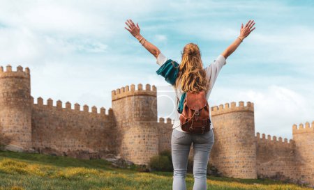 Téléchargez les photos : Femme touriste profitant de la vue sur Avila mur environnant en Espagne- Castille et Léon - en image libre de droit