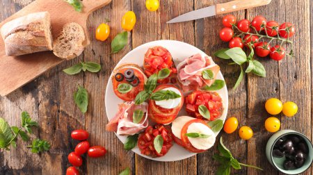 Téléchargez les photos : Italien- bruschetta aux légumes hachés - en image libre de droit