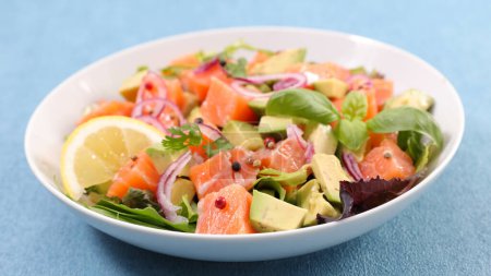 Téléchargez les photos : Salade de légumes avec avocat, saumon et basilic - en image libre de droit