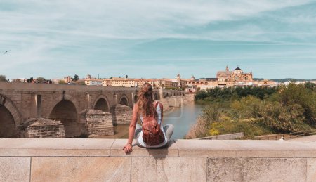 Téléchargez les photos : Femme touriste profitant d'une vue panoramique sur le paysage de la ville de Cordoue Espagne - en image libre de droit