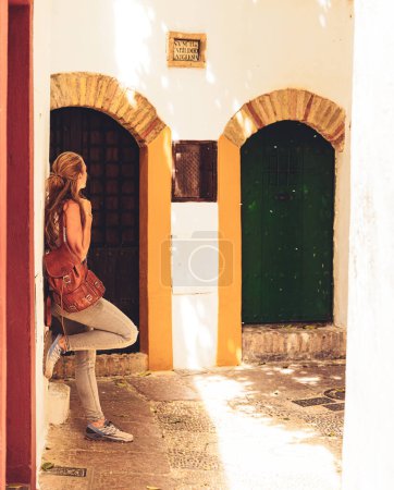 Téléchargez les photos : Touriste femme dans la rue typique de Cordoue Espagne, Andalousie - en image libre de droit