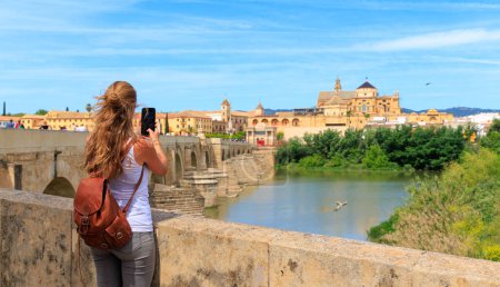 Foto de Mujer turista tomando fotos de la catedral de Córdoba, España, andalusia - Imagen libre de derechos
