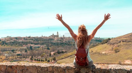 Téléchargez les photos : Femme touriste profitant d'une vue panoramique sur Soria en Espagne - en image libre de droit