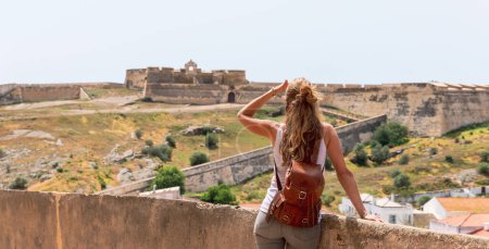 Téléchargez les photos : Touriste femme regardant Château de Castro Marim- Portugal, Algarve - en image libre de droit