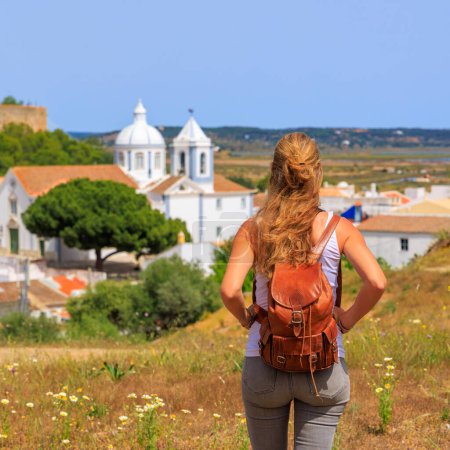 Téléchargez les photos : Femme touriste au Portugal- Tourisme à Castro marim, Algarve - en image libre de droit