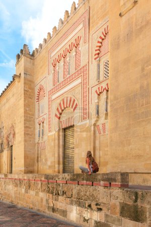 Foto de Mujer sentada frente a la mezquita de Córdoba Turismo en Andalucía, España, Viajar por Europa - Imagen libre de derechos