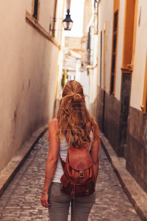 Téléchargez les photos : Femme touriste marchant dans la rue espagnole - en image libre de droit